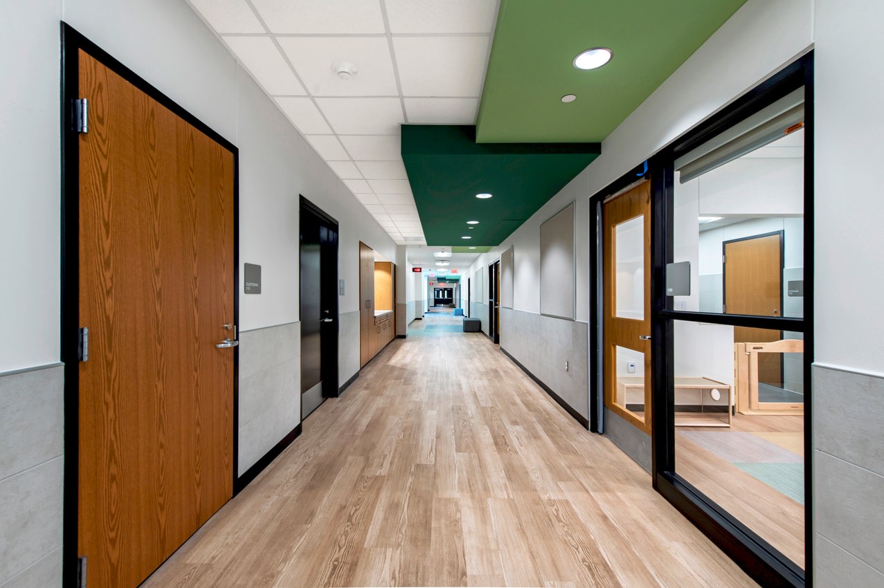 13-Wing1_hall