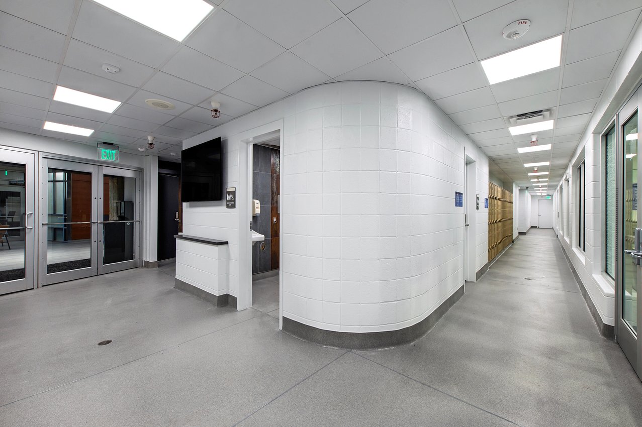 32-AquaticLockerRoom2