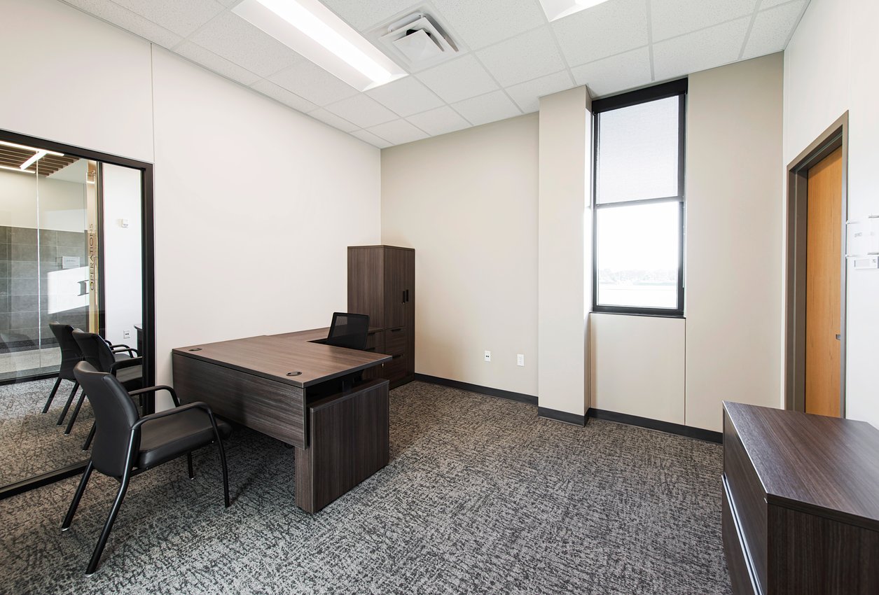 44-operations_office2